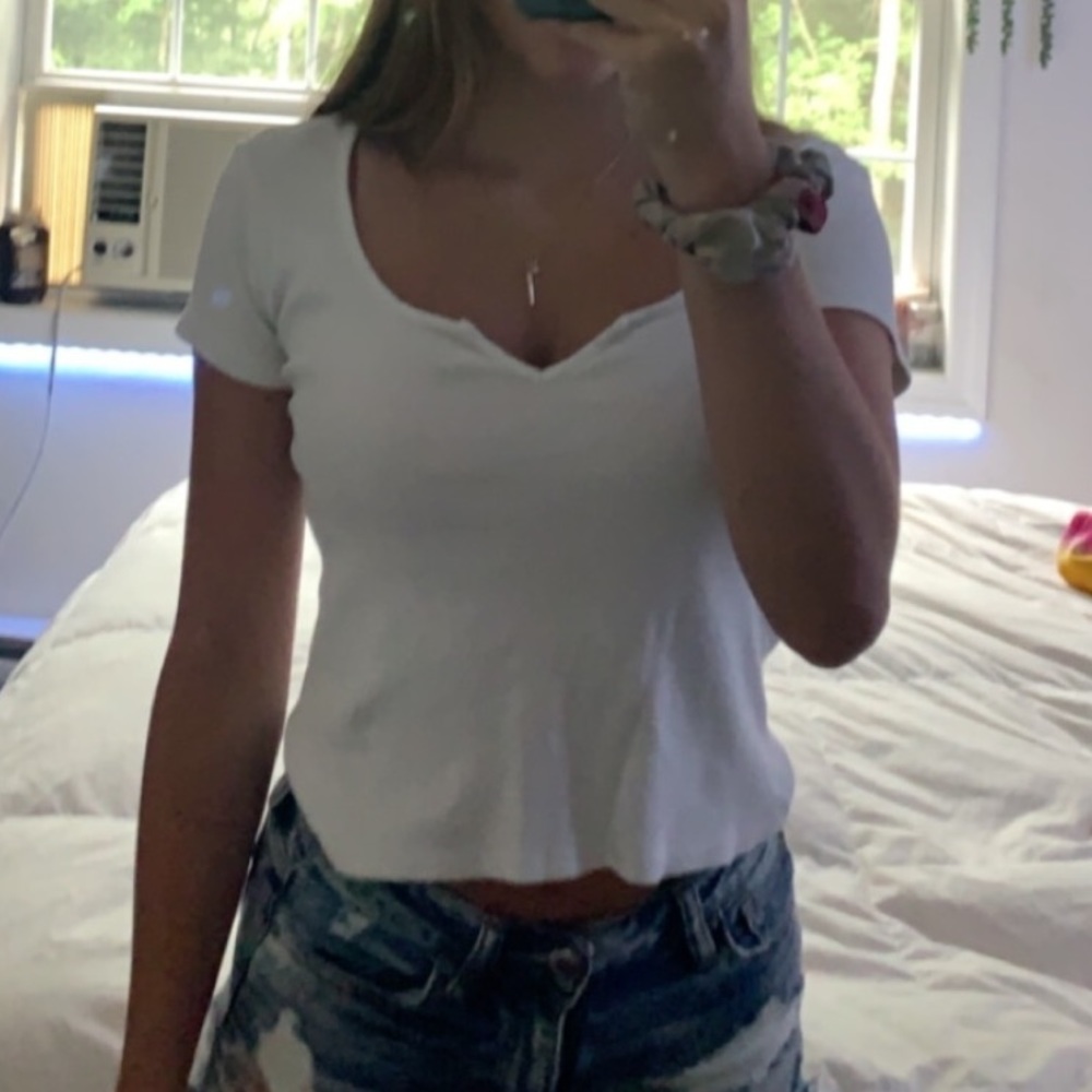 BRANDY MELVILLE SHORT SLEEVE T